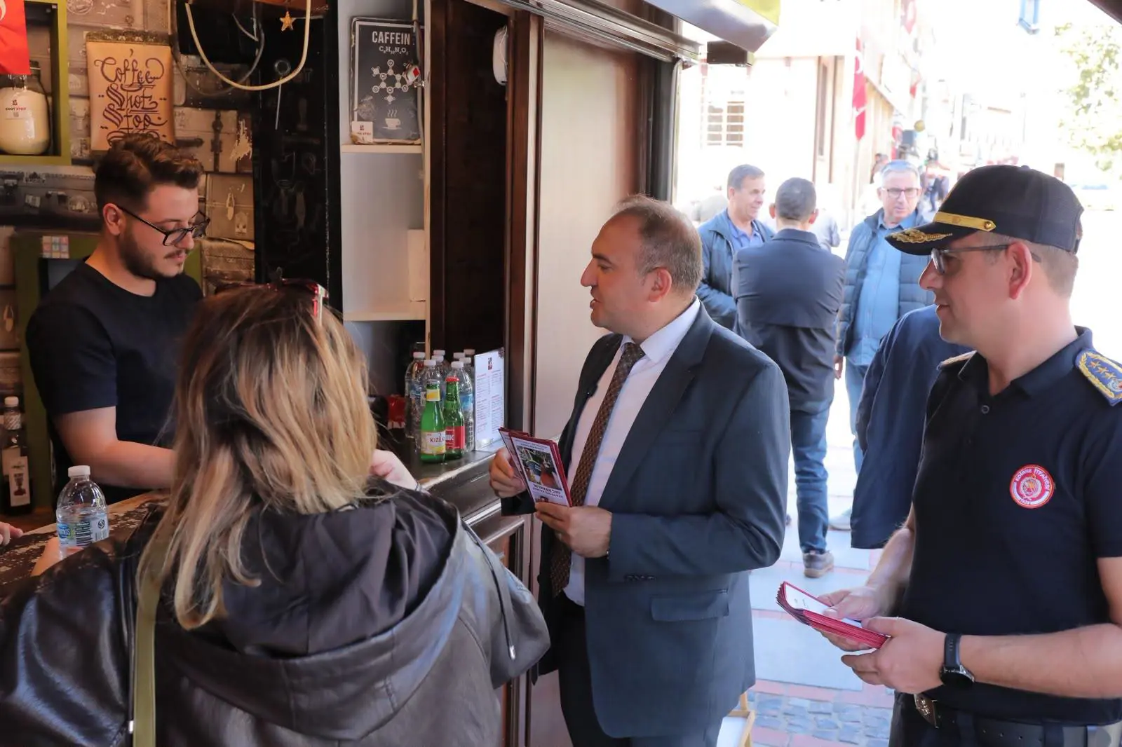 EDİRNE İTFAİYESİNDEN İTFAİYE HAFTASI’NDA ESNAFA YANGIN GÜVENLİĞİ BİLGİLENDİRMESİ